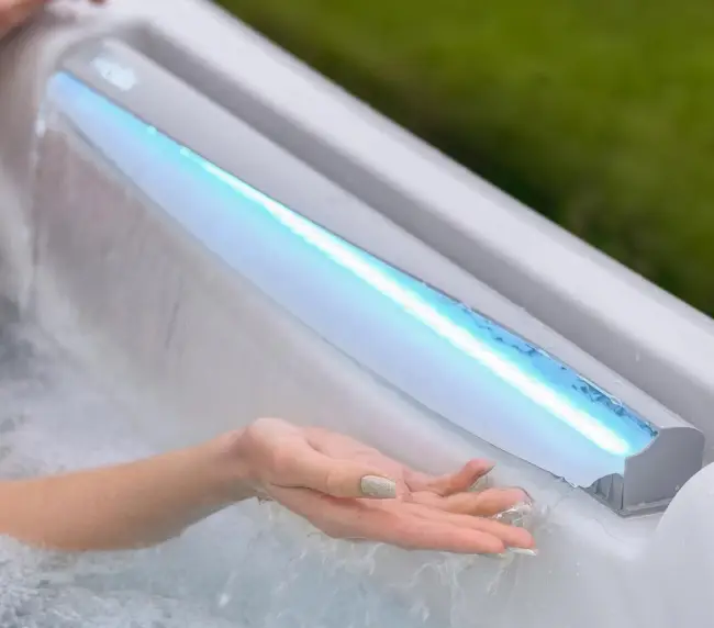 spa en casa moderno Wellis iluminacion led cascada